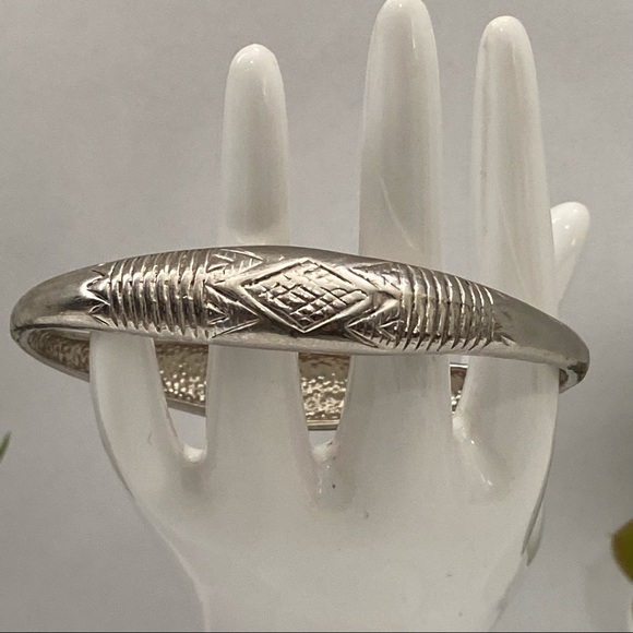 NURI Co.women Jewelry silver tone etched deco silver bangle bracelet. Pre-owned. - Picture 9 of 12